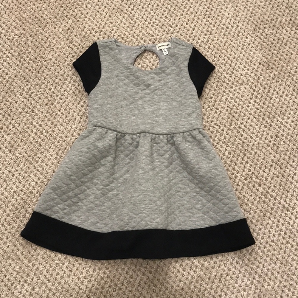 Girls’ gray quilted short sleeve dress